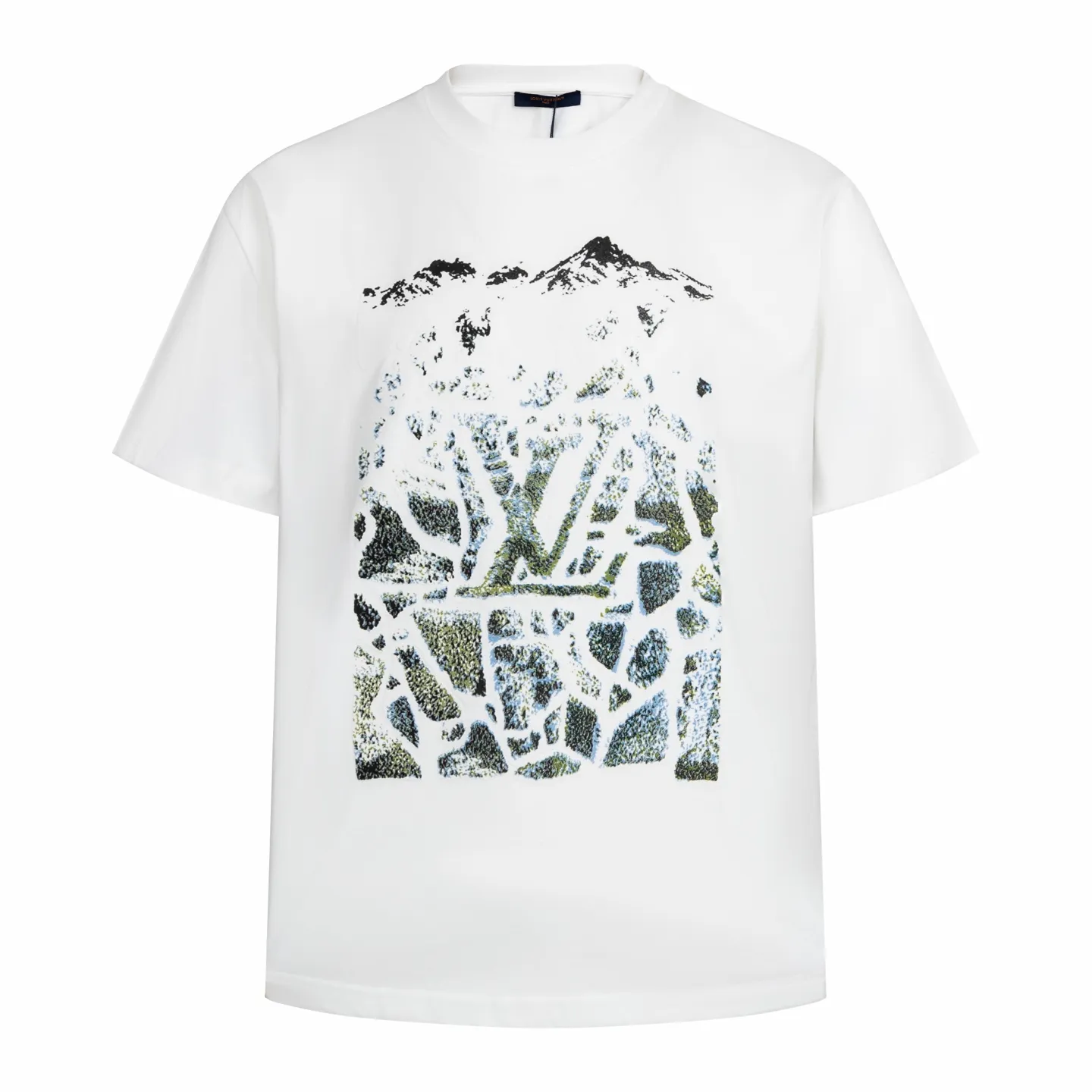 🅿️300 1v SKI ski series velvet jacquard foam short sleeves. The fabric is made of 15S 230g fine cotton plain fabric, and the rib is made of 32S 380g double yarn rib. This T-shirt is made of elegant cotton with a richly textured velvet 1V pattern on the front, depicting rock peaks, snowfields and forest scenes. The crack effect simulates a forest path, and the 1V logo is implicitly embellished in the center. The avant-garde and elegant shape embodies the casual style of winter. The base is made of 15-count combed cotton jersey fabric, with a weight of 230g/㎡, giving it a flexible texture and excellent morphological stability. Short lint impurities are removed through the combing process to ensure the smoothness of the cloth surface and yarn strength. Combined with high-density weaving, the fabric has a delicate and smooth texture, providing an ideal canvas for subsequent complex printing. The surface of the fabric is smooth and delicate, and the texture is tight. The fabric has good softness and comfort, stable breathability, and can keep the body dry. The pattern is realized through overprinting of more than six colors of velvet slurry. In the gradient transition between rock peaks, snowfields and forests, by adjusting the density of velvet powder and the thickness of the slurry, a micro-three-dimensional suede surface drop of 0.2-0.5mm is formed. The snow peak area uses high-reflective velvet pulp to create a cold texture, and the forest part uses dark thick slurry accumulation to simulate vegetation levels. The crack effect uses the slurry blanking technique to tear out a visual channel to the base fabric in the suede matrix. Size:XS-S-M-L